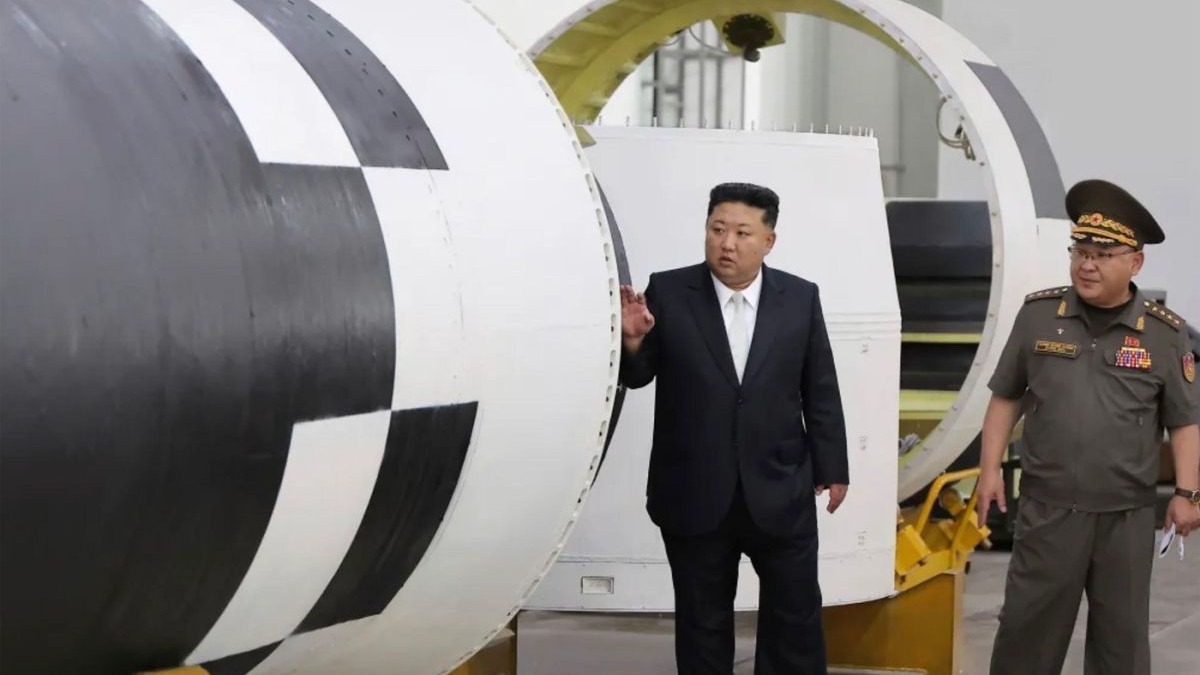 Kim Jong-un inspectează o uzină care produce rachete, în prezența unui general nod-coreean, iulie 2025