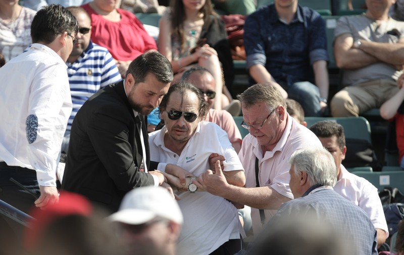 Un cerșetor care își face veacul pe la Dinamo a perturbat marea finală / FOTO