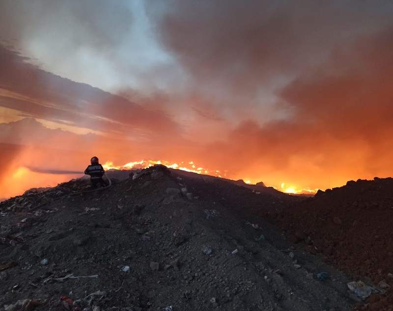 Incendiu la groapa de gunoi din Arad. Mesaj Ro-Alert emis de ISU