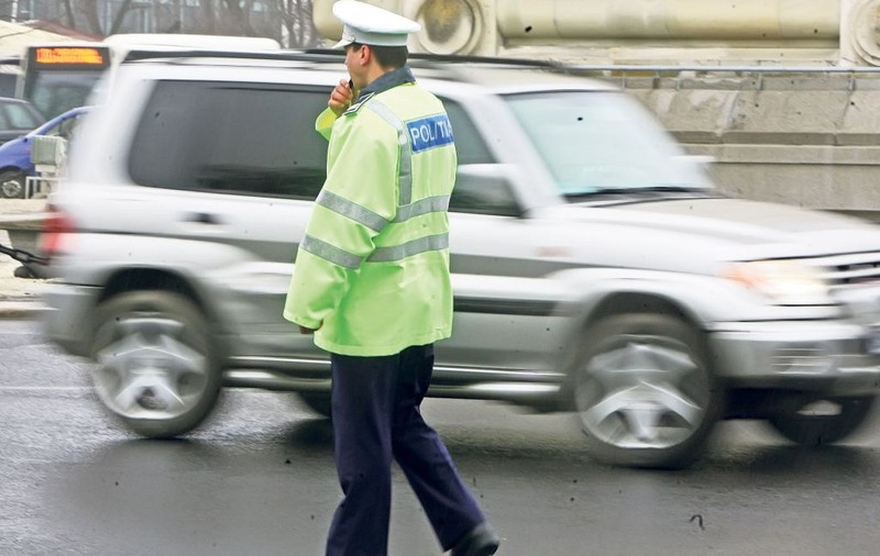 Se vând p-un «cico» şi-o friptură! Poliţişti de rang înalt acceptă să se mânjească şi să-şi distrugă carierele pentru şpăgi de tot râsul