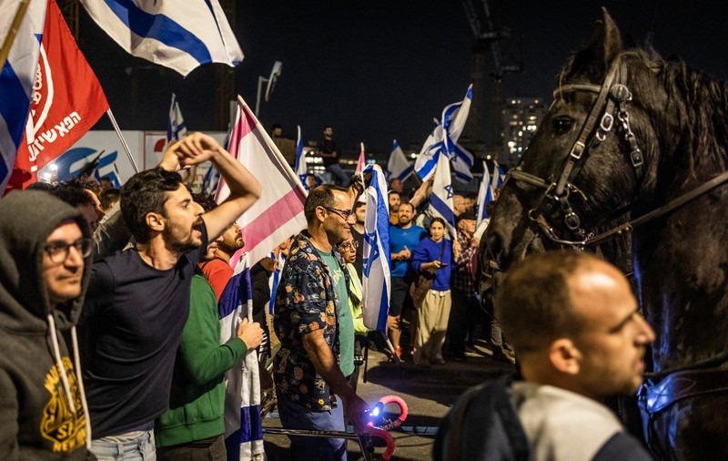 Soția lui Benjamin Netanyahu, blocată mai multe ore într-un coafor, după ce protestatarii au înconjurat locul