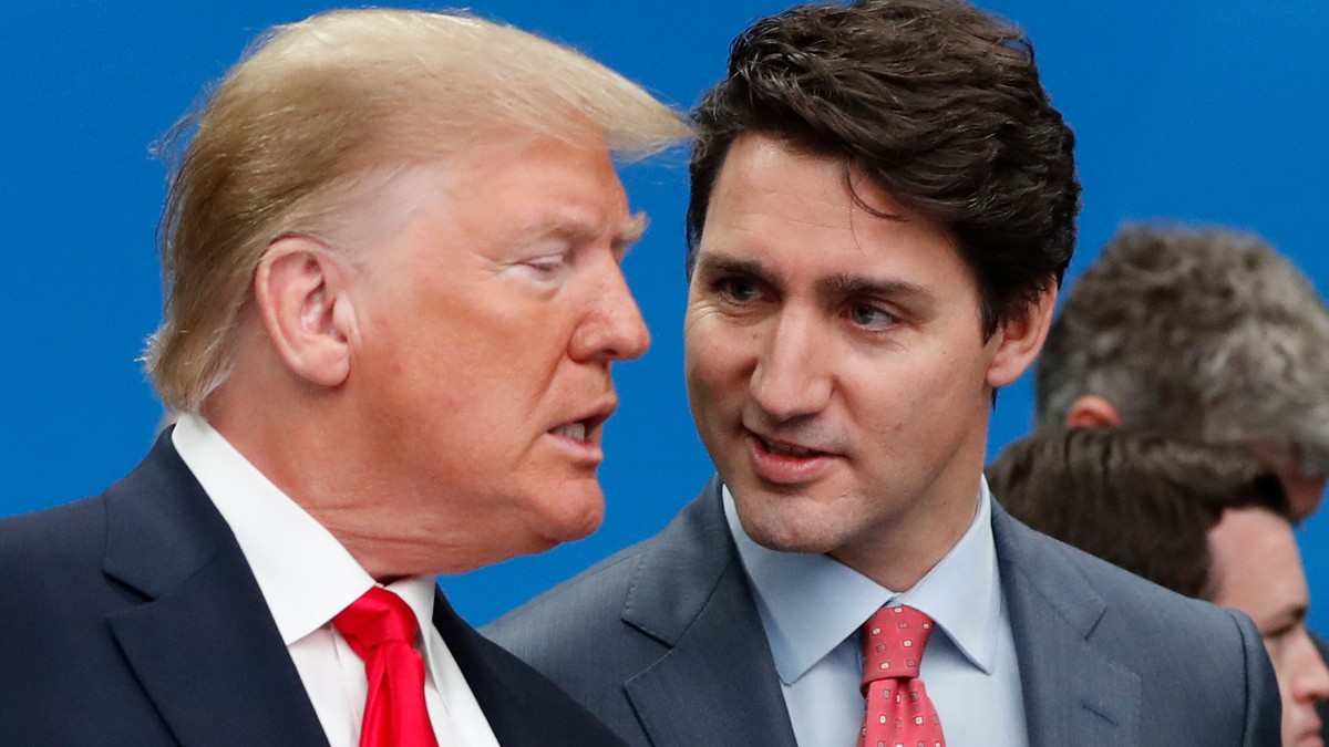 Donald Trump (stânga) și Justin Trudeau surprinși în timpul unei discuții la un summit NATO. Imagine ilustrativă Foto: Profimedia