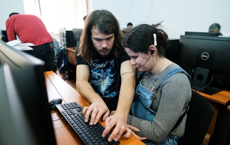 Ochii minții. Un tânăr nevăzător transformă maseurii în IT-iști: „Suntem doar șase programatori, masajul este meseria principală”