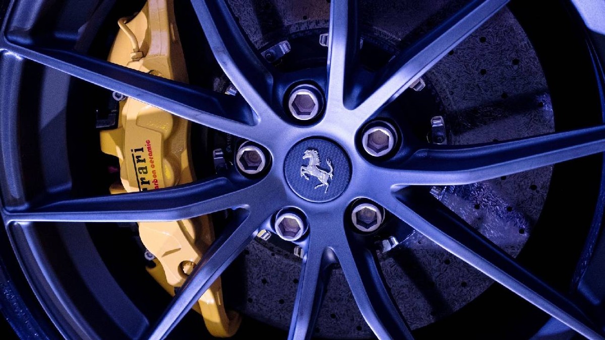 Jantă din aliaj ușor, disc de frână carbon-ceramică cu etrier Brembo galben. Ferrari F12TDF, sport italian de înaltă performanță la Turul Franței, în Museo Casa Enzo Ferrari, Italia.