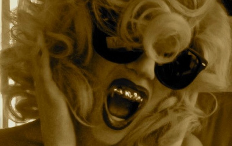 Lady GaGa a primit de la fani dinţi de vampir din aur