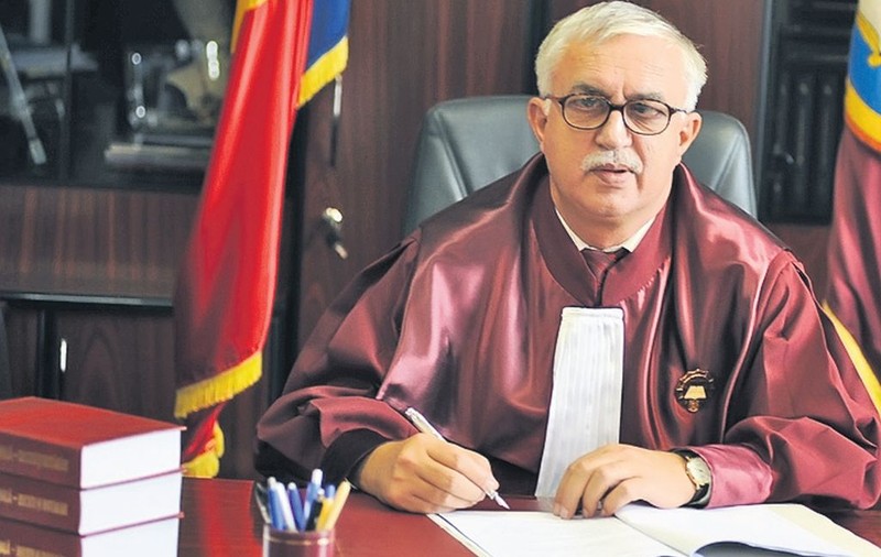 Au schimbat legea după ce s-au lovit de ea | Abuzul în serviciu, parţial neconstituţional