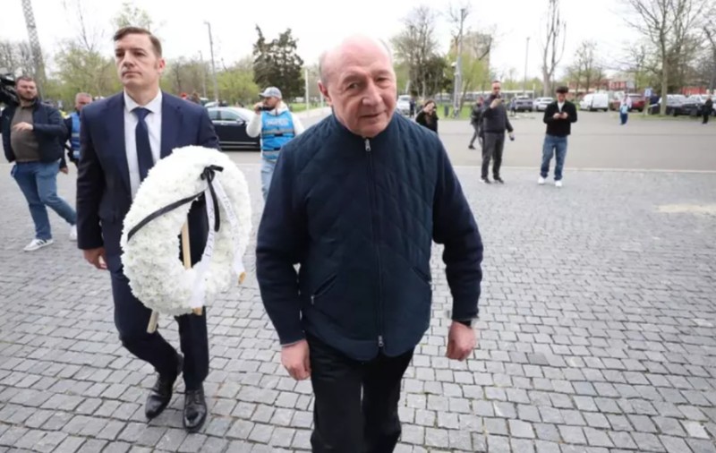 Mesajul dintr-un singur cuvânt scris de Traian Băsescu pe coroana depusă la catafalcul lui Mircea Lucescu