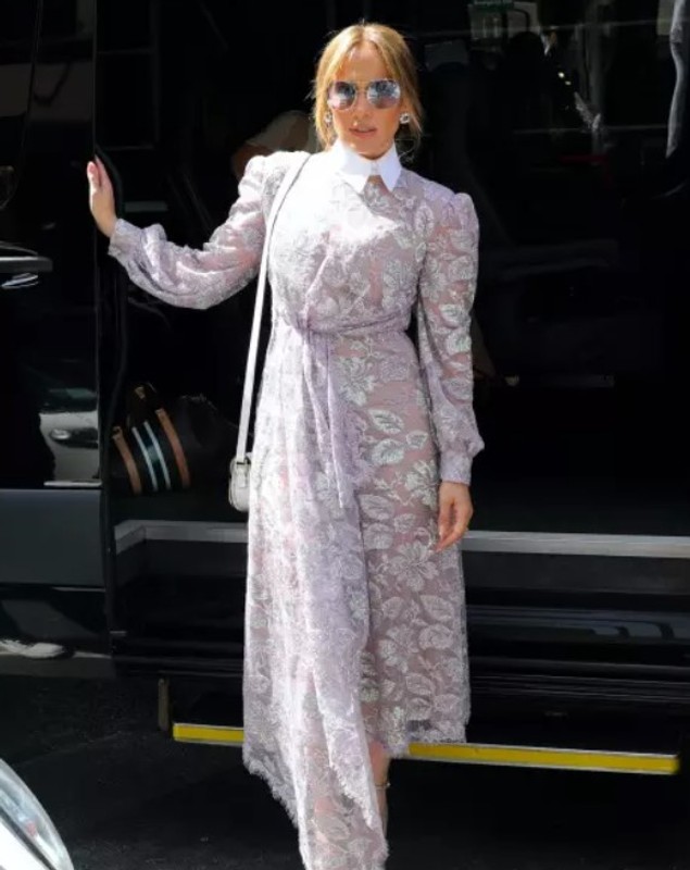 Jennifer Lopez, apariție spectaculoasă pe străzile din New York. Rochia vedetei face furori pe internet