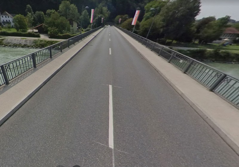 Podul Salzach are o lungime de doar 150 de metri.