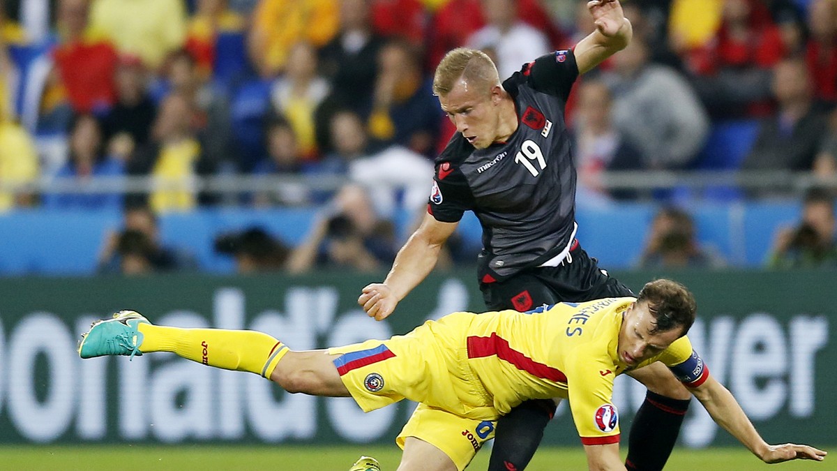 Vlad Chiricheș, la pământ, în timpul meciului cu Albania (0-1) de la Euro 2016. (FOTO: EPA)