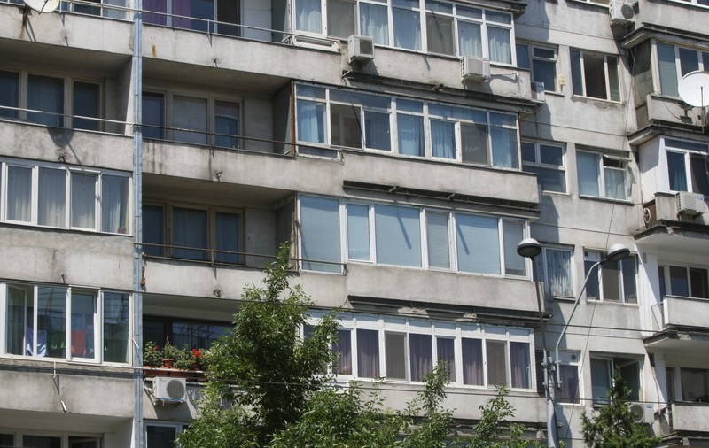 Românii trăiesc în case prea vechi și sunt prea săraci să le renoveze