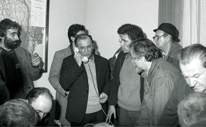 Ion Iliescu vorbind la telefon in sediul fostului Comitet Central al PCR, actualmente sediul MAI, pe 22 decembrie 1989. In stanga imaginii apare Adrian Sarbu, viitorul proprietar al PRO TV. Foto: Agerpres
