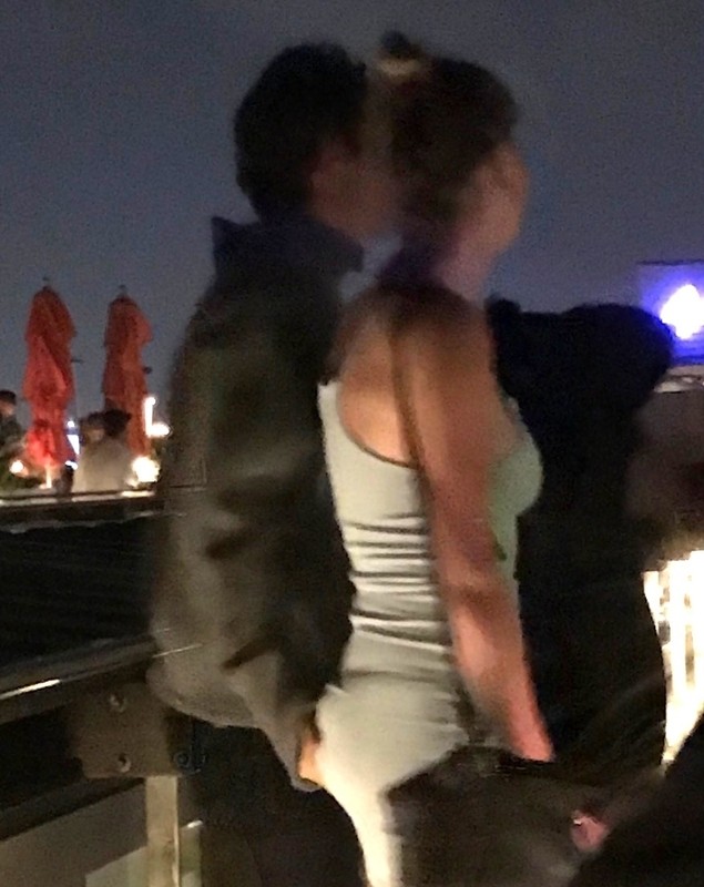 Fata lui Alec Baldwin, nedezlipită de iubit. S-au pipăit în văzul tuturor la o petrecere | FOTO