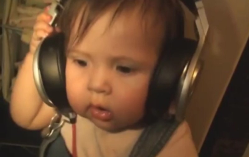 CEL MAI DULCE BEBE iubitor de muzică! Uite cum reacţionează | VIDEO