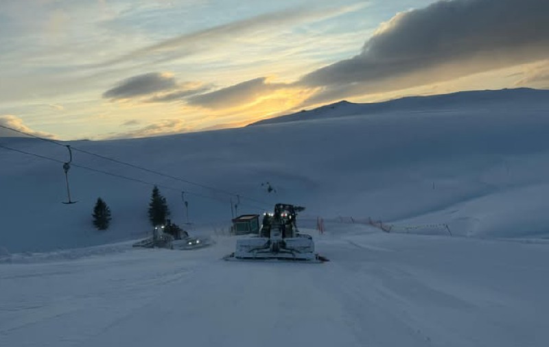 Turiștii de la munte petrec Paștele pe schiuri: la Sinaia, Rânca sau Predeal, pârtiile sunt deschise