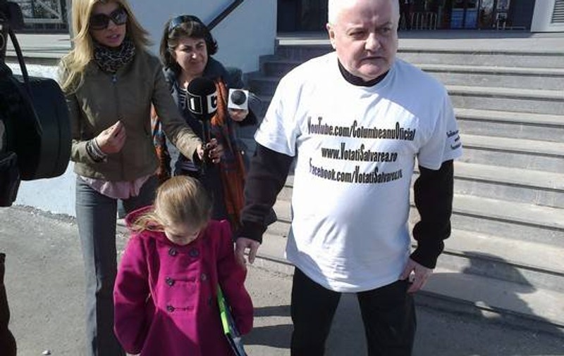 Irinel Columbeanu a venit s-o ia pe Irina, îmbrăcat într-un tricou cu mesaje de campanie