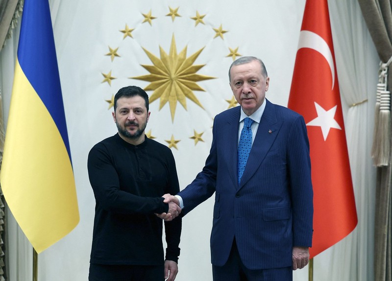 Volodimir Zelenski (stânga), primit marți, 18 februarie 2025, de către Recep Tayyip Erdogan Foto: Profimedia