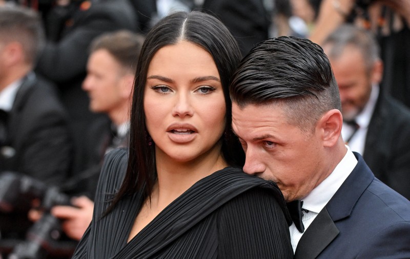 Adriana Lima a atras toate privirile pe covorul roșu de la Cannes. Fostul model și-a etalat mândră sarcina într-o rochie sexy