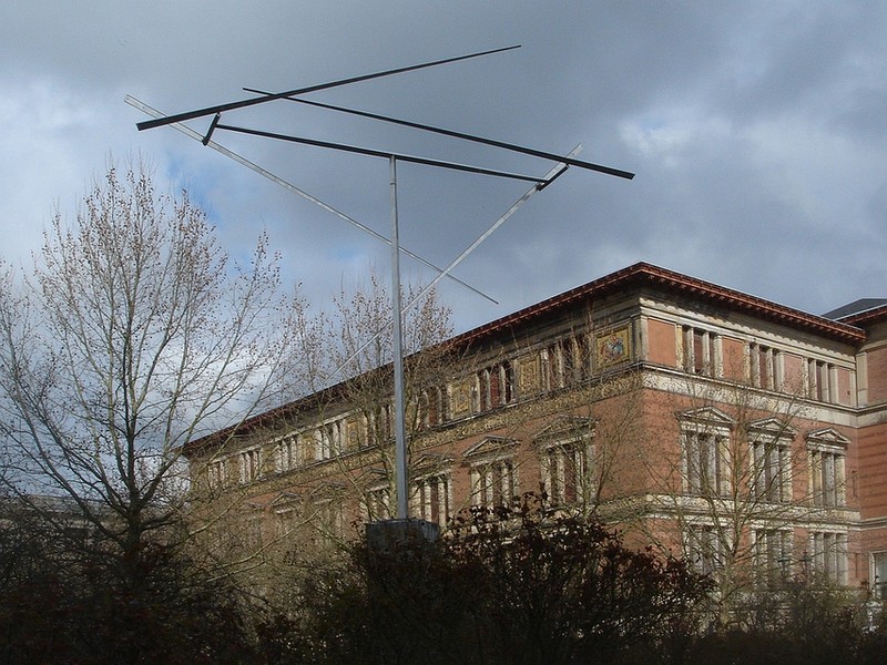 Sculptura „Four Lines in a T” - sursă foto welt-der-form.net