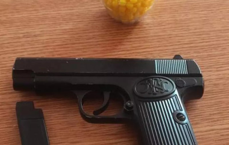 Un adolescent de 16 ani a tras cu un pistol airsoft pe o stradă din Constanța. Arma era cumpărată ilegal