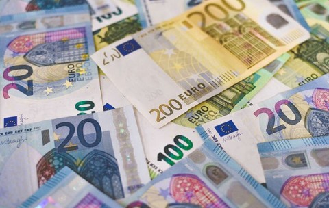 Euro a urcat la 5,35 lei pe interbancar, iar rezervele valutare au scăzut la 60,06 miliarde de euro