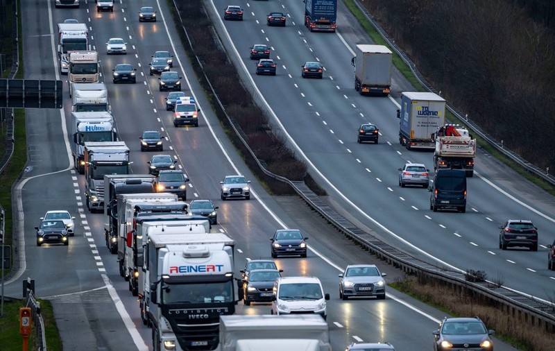 Un șofer român de TIR care mergea la 15 metri în urma camionului din față, oprit și amendat, pe o autostradă din Germania