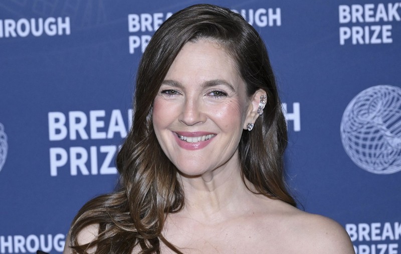Drew Barrymore dezvăluie secretul îmbătrânirii frumoase, după ce și-a făcut prima operație estetică la 17 ani: „Văd că am gât de curcan”