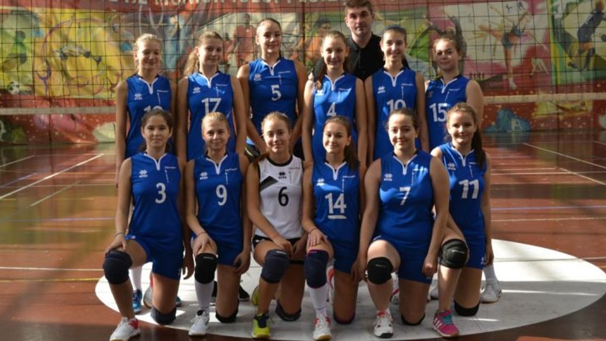 Alexandra Ilie, voleibalista-minune: la 15 ani e una dintre cele mai valoroase cadete de la CSM Ploiești. Recent, și-a lansat primul roman