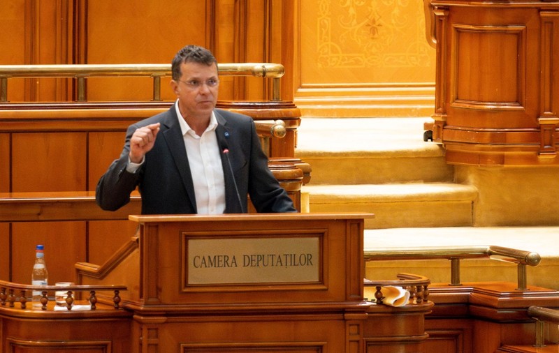 USR crede că autosuspendarea lui Crin Antonescu din cursa pentru prezidențiale este o luptă în sistem: „Securiştii noi se bat cu ăia vechi”