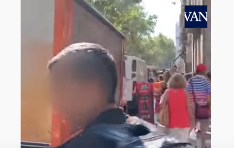 Spaniolii merg în patrule civile după hoții din buzunare. Suspecții sunt plesniți peste ceafă, iar printre ei este și un român