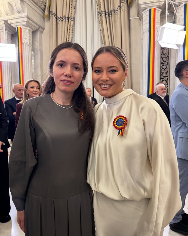 Mirabela Grădinaru, înconjurată de vedete la recepția de la Palatul Cotroceni de Ziua Națională. Partenera lui Nicușor Dan a purtat gri