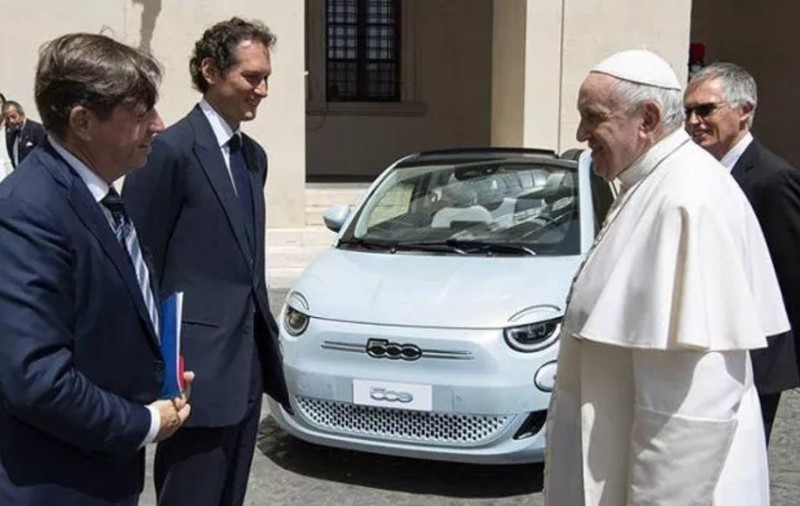 Toate mașinile Papei Francisc – Suveranul pontif a folosit inclusiv o Dacia Duster