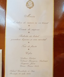 Nicolae Ceauşescu l-a servit pe Richard Nixon, în timpul vizitei din 1975, cu ruladă de berbec castrat