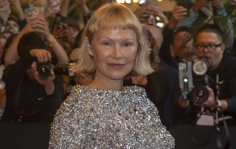 Cum a apărut Pamela Anderson la Met Gala 2025. Actrița e aproape de nerecunoscut la 57 de ani