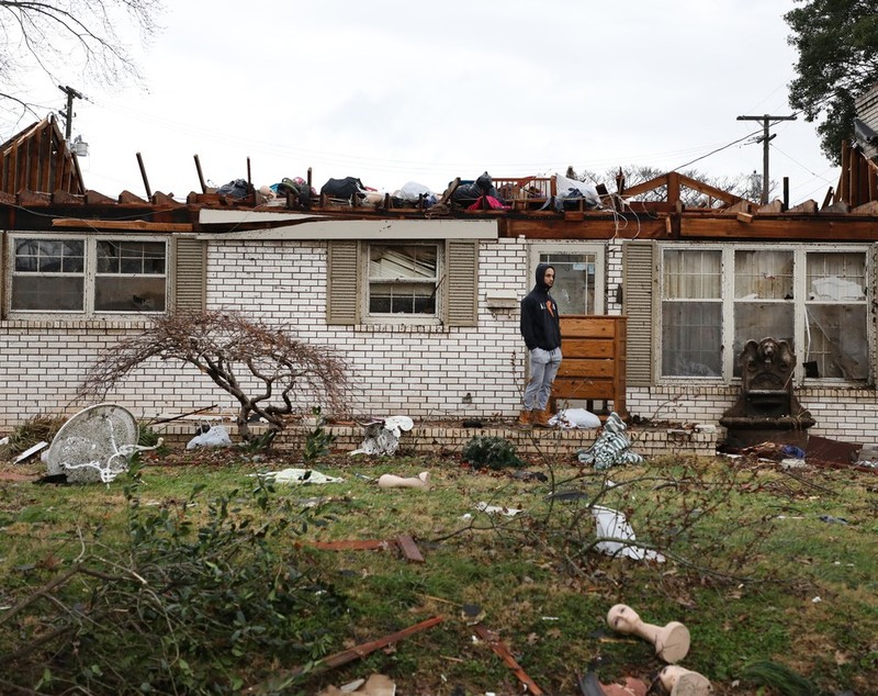 Cel puțin 70 de morți după ce un val de tornade a lovit centrul SUA. În Kentucky a fost declarată starea de urgenţă