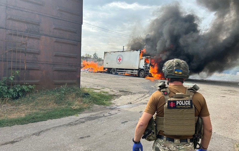 Un camion al Crucii Roșii care transporta ajutor umanitar, lovit de ruși, în Donețk. Trei oameni au murit