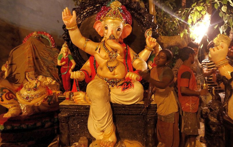 ȘOCANT! Fetiță născută cu o ”trompă de elefant”, adorată ca un ZEU în India | VIDEO 