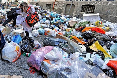 O fată escaladează munții de gunoi care acoperă străzile din Napoli, Italia - 22 noiembrie 2010 | Foto: EPA