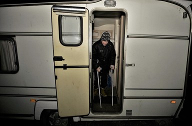 „Trei kilometri dus, trei întors, şi merg numai cu cârje. Cam o oră şi 10 minute, o oră şi-un sfert îmi ia să ajung la cantină” Foto: Dumitru Angelescu / Libertatea