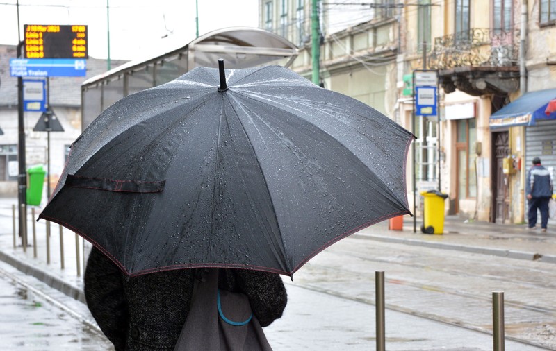 Cod galben de ploi torențiale și vijelii în șase județe din țară, până miercuri. Cum va fi vremea la București