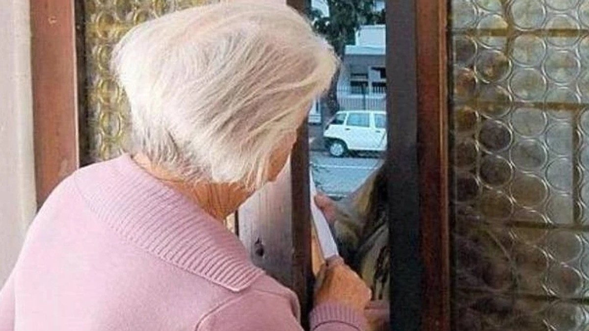 O bătrână de 91 de ani a pus pe fugă doi hoți care intraseră peste ea în casă! Cum a reușit asta