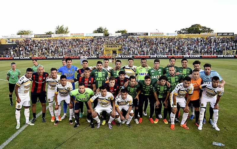 Avion prăbușit în Columbia. Omagiu din partea ultimilor adversari ai brazilienilor de la Chapecoense | VIDEO