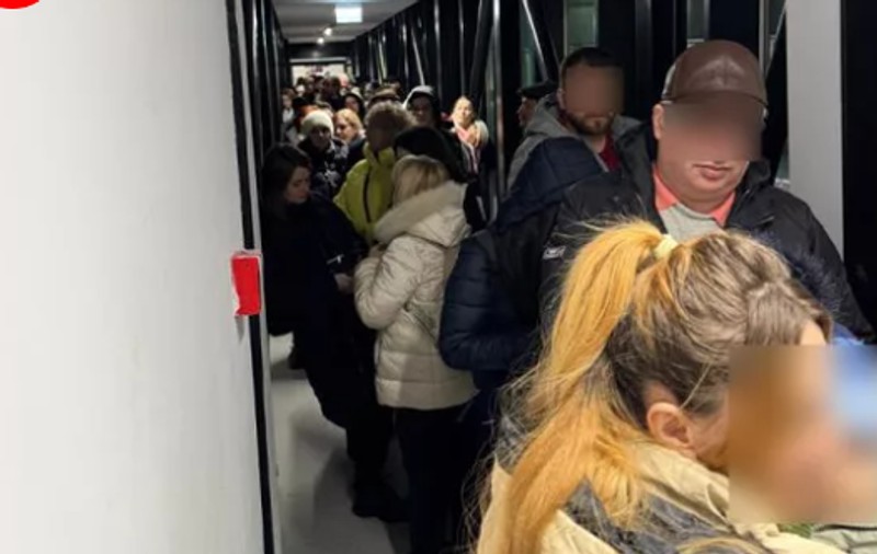Pasagerii unui zbor de la Iași spre Paris au fost lăsați să aștepte o oră în frig: „Efectiv ne-au ținut ca pe oi”