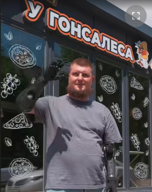 Eroul ucrainean care și-a pierdut brațele și vederea la un ochi, în luptele cu rușii, și-a deschis o pizzerie: „Pentru fiicele mele nu m-am lăsat doborât”