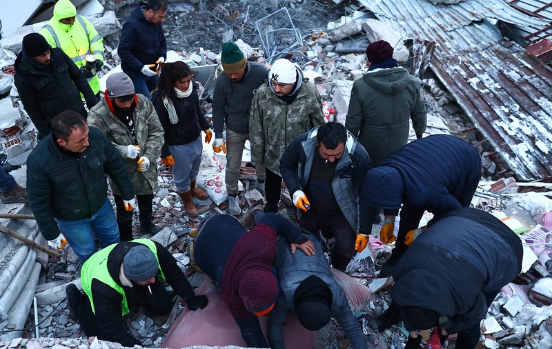 Imagini emoționante din Turcia: Un copil blocat sub dărâmături primește apă dintr-un capac de plastic