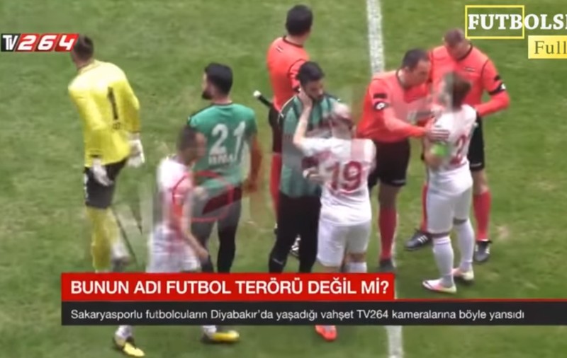 Fotbalistul turc Mansur Calar a intrat pe teren cu o lamă și și-a tăiat adversarii | VIDEO