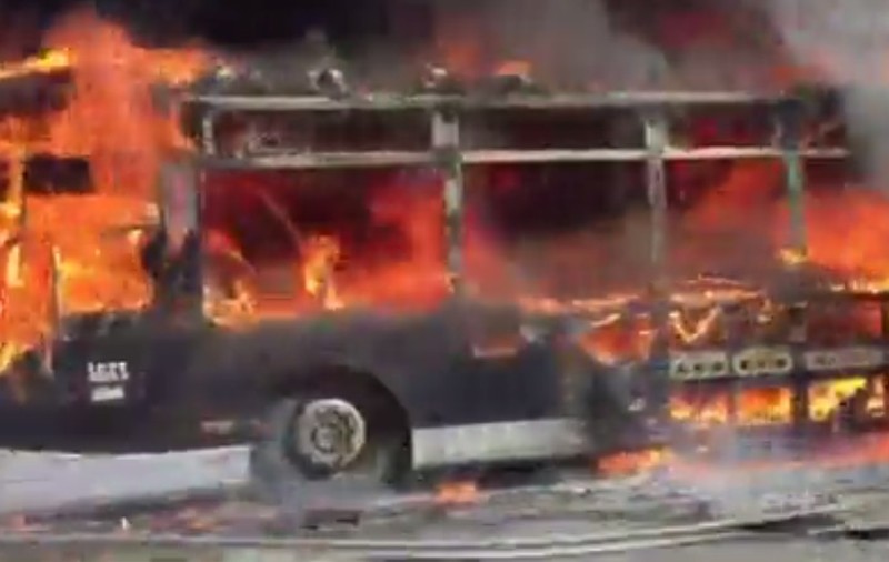 Panică în Istanbul! Un autobuz a luat foc  în mijlocul șoselei | VIDEO