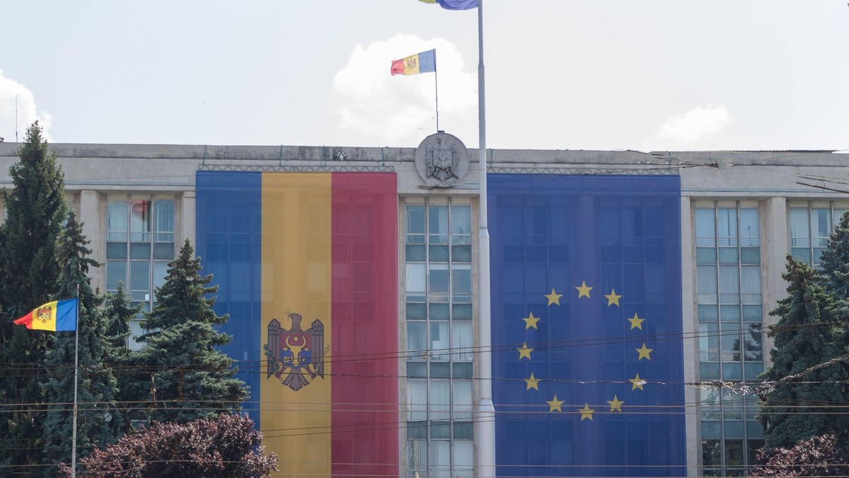 Steagul Rep. Moldova (stânga) și cel al UE, pe clădirea Guvernului de la Chișinău Foto: Profimedia