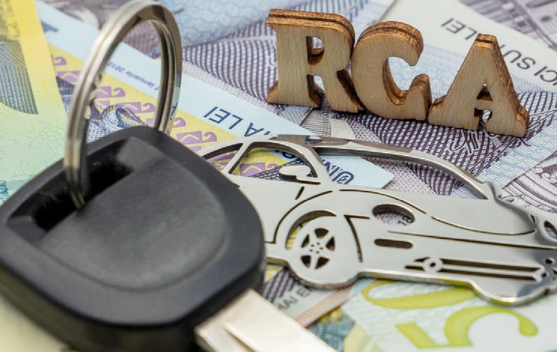 Conceptul de asigurare auto. Cheia mașinii, moneda românească (RON) și abrevierea pentru asigurare