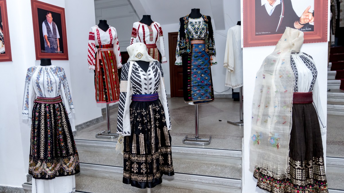 REPORTAJ: Poartă cu sfințenie ia românească și o prețuiește mai mult decât orice. Diana Toma colecționează cu pasiune costume populare